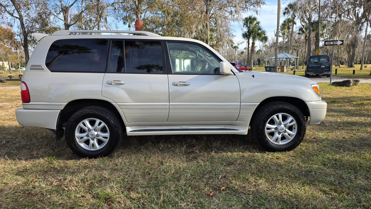 2004 Lexus LX 2nd Gen - Image 21 of 31
