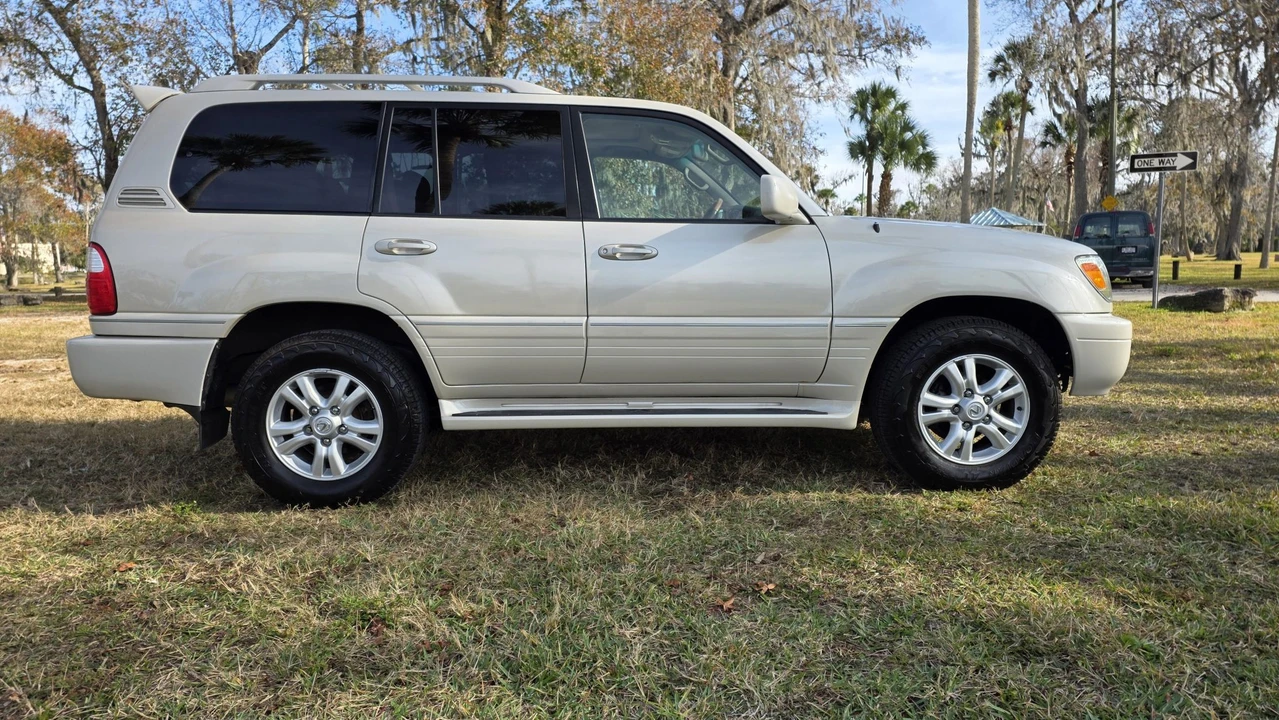 2004 Lexus LX 2nd Gen - Image 19 of 31