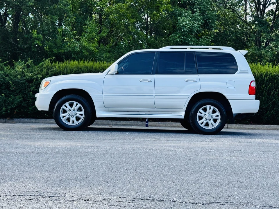 2004 Lexus LX 2nd Gen - Image 29 of 31