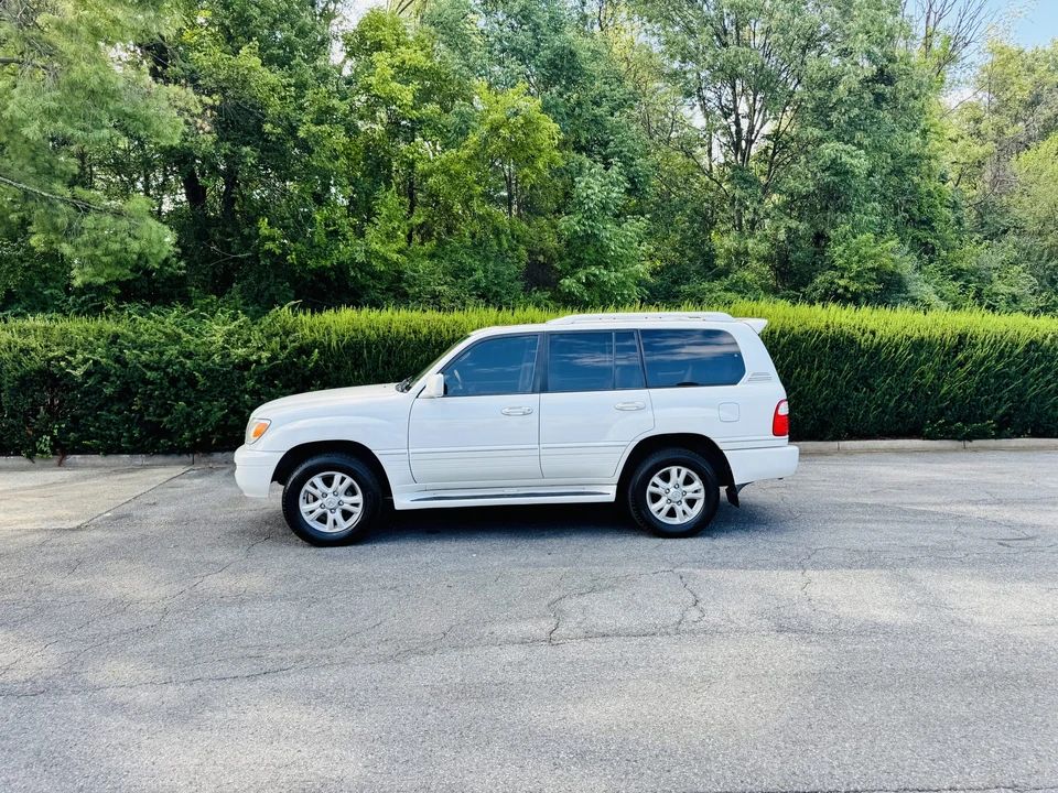 2004 Lexus LX 2nd Gen - Image 26 of 31