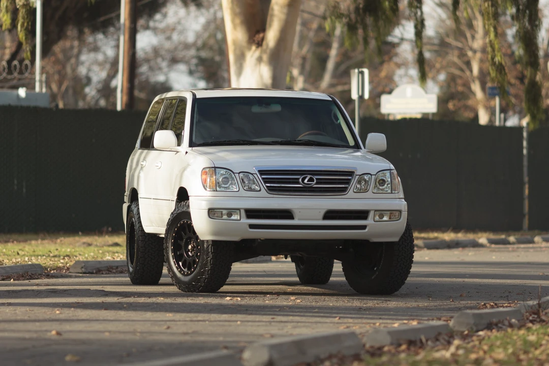 2004 Lexus LX 2nd Gen - Image 4 of 31
