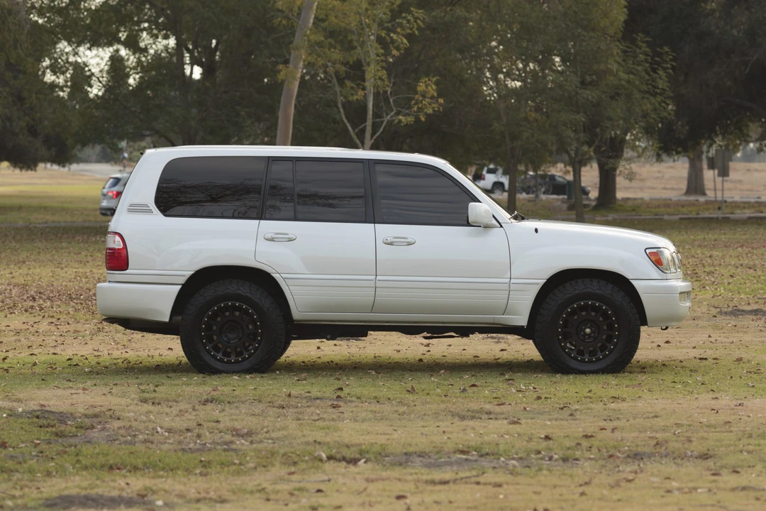 2004 Lexus LX 2nd Gen - Image 11 of 31