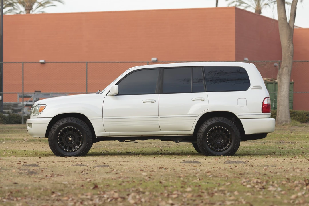 2004 Lexus LX 2nd Gen - Image 7 of 31