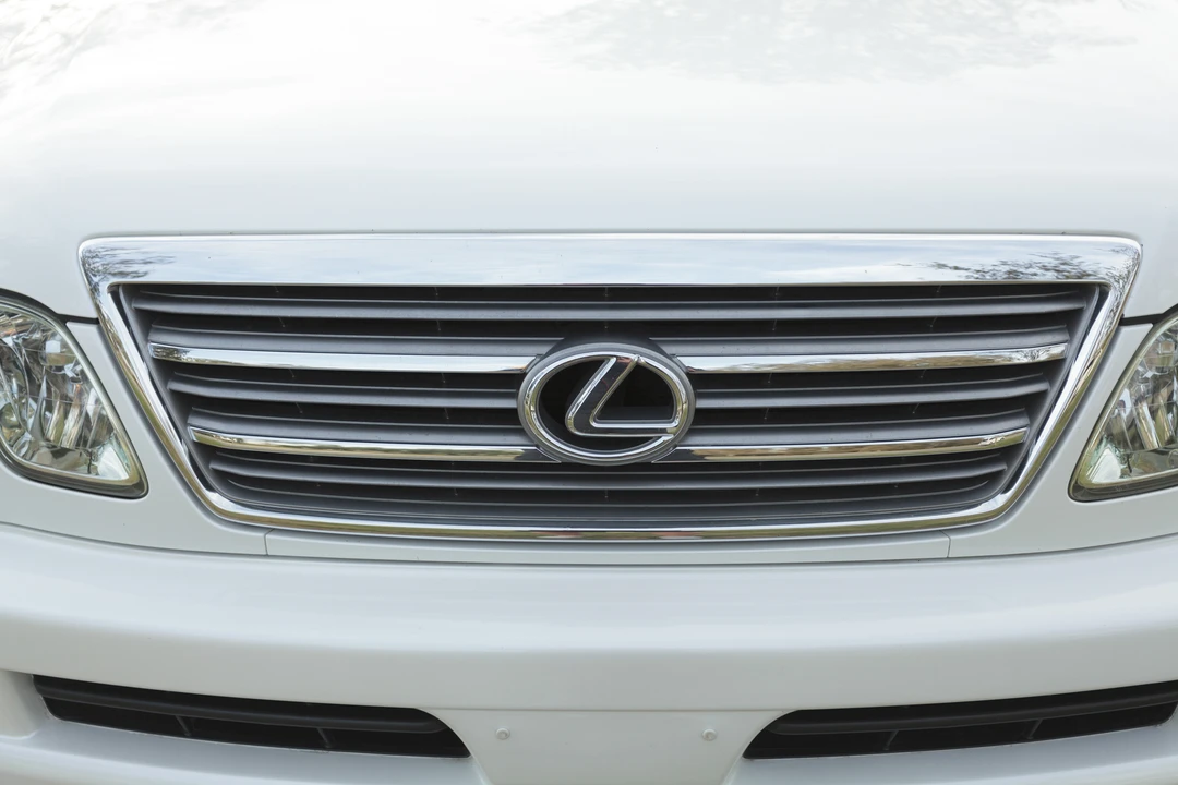 2004 Lexus LX 2nd Gen - Image 16 of 31