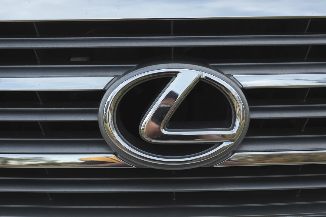 2004 Lexus LX 2nd Gen - Image 15 of 31