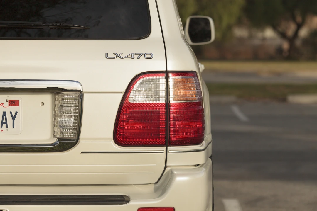 2004 Lexus LX 2nd Gen - Image 25 of 31