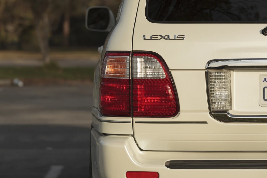 2004 Lexus LX 2nd Gen - Image 24 of 31