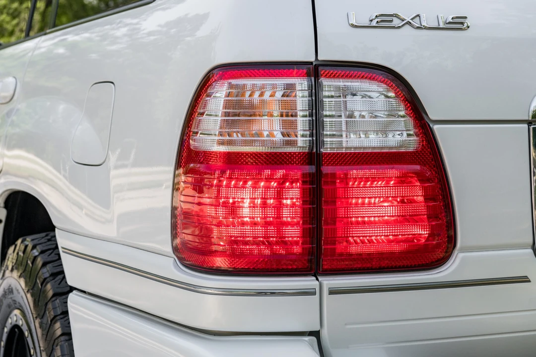 2004 Lexus LX 2nd Gen - Image 14 of 31