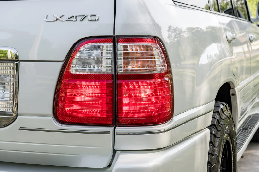 2004 Lexus LX 2nd Gen - Image 15 of 31