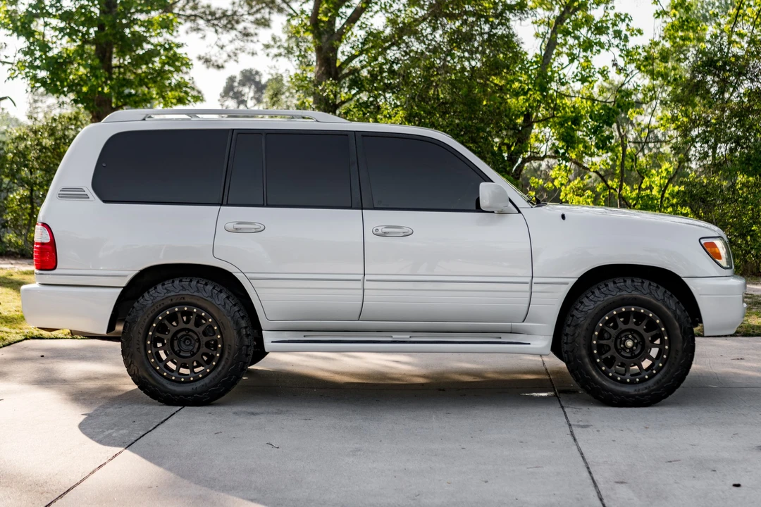 2004 Lexus LX 2nd Gen - Image 5 of 31