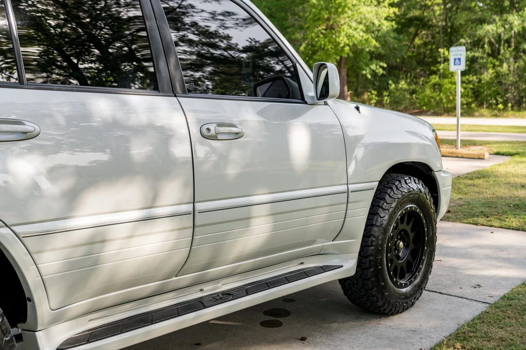 2004 Lexus LX 2nd Gen - Image 25 of 31