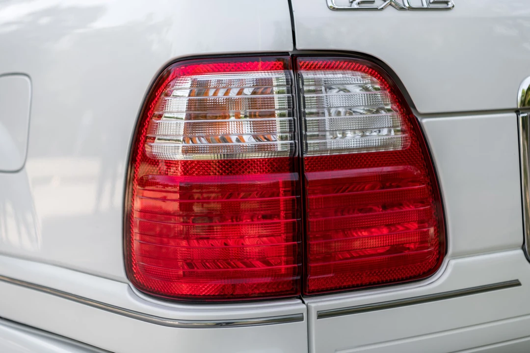 2004 Lexus LX 2nd Gen - Image 16 of 31