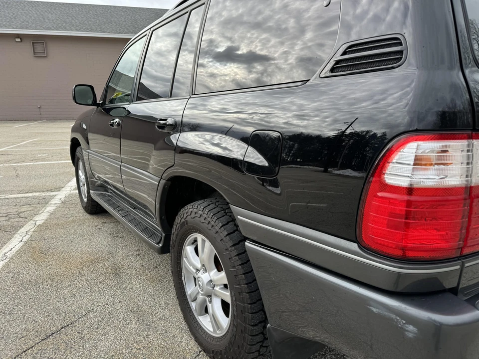 2004 Lexus LX 2nd Gen - Image 17 of 31