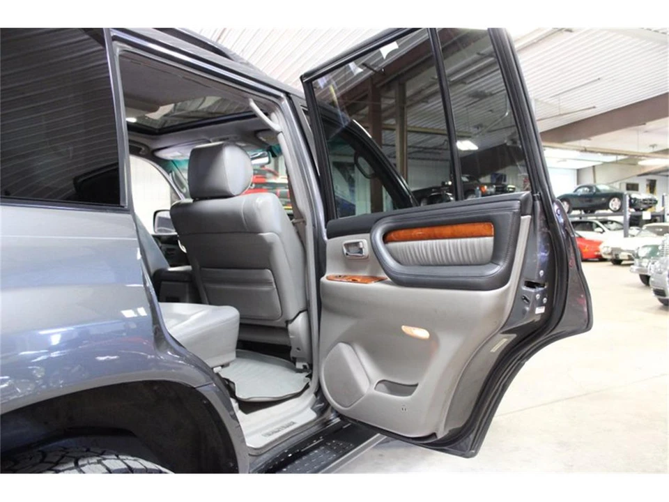 2004 Lexus LX 2nd Gen - Image 29 of 31