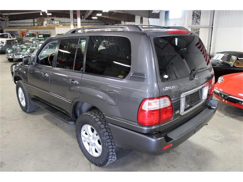 2004 Lexus LX 2nd Gen - Image 18 of 31