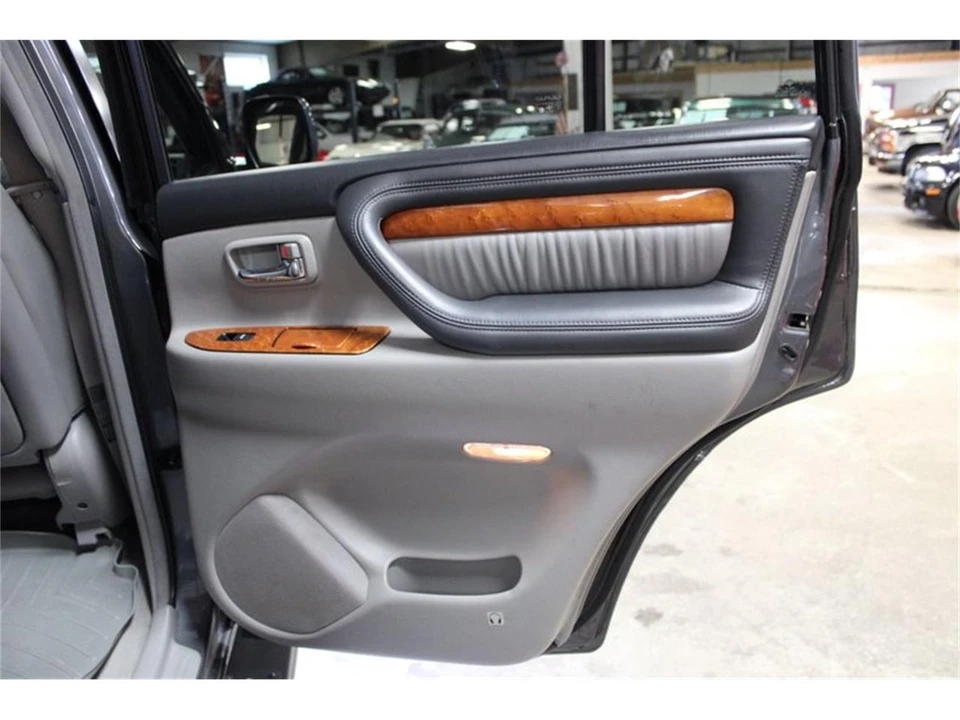 2004 Lexus LX 2nd Gen - Image 30 of 31