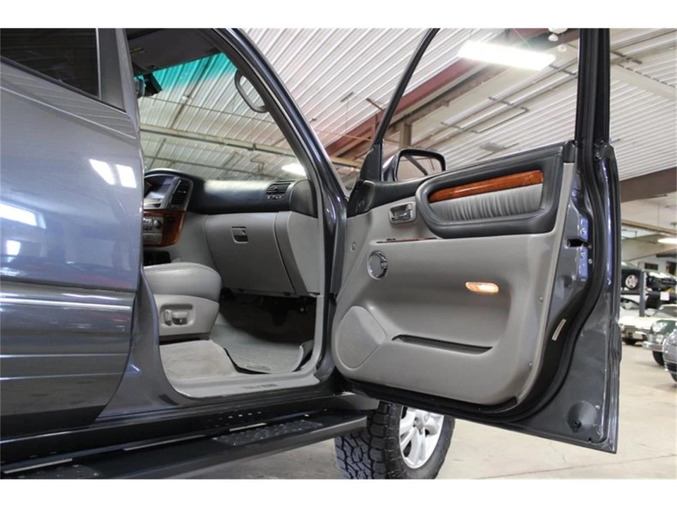 2004 Lexus LX 2nd Gen - Image 24 of 31