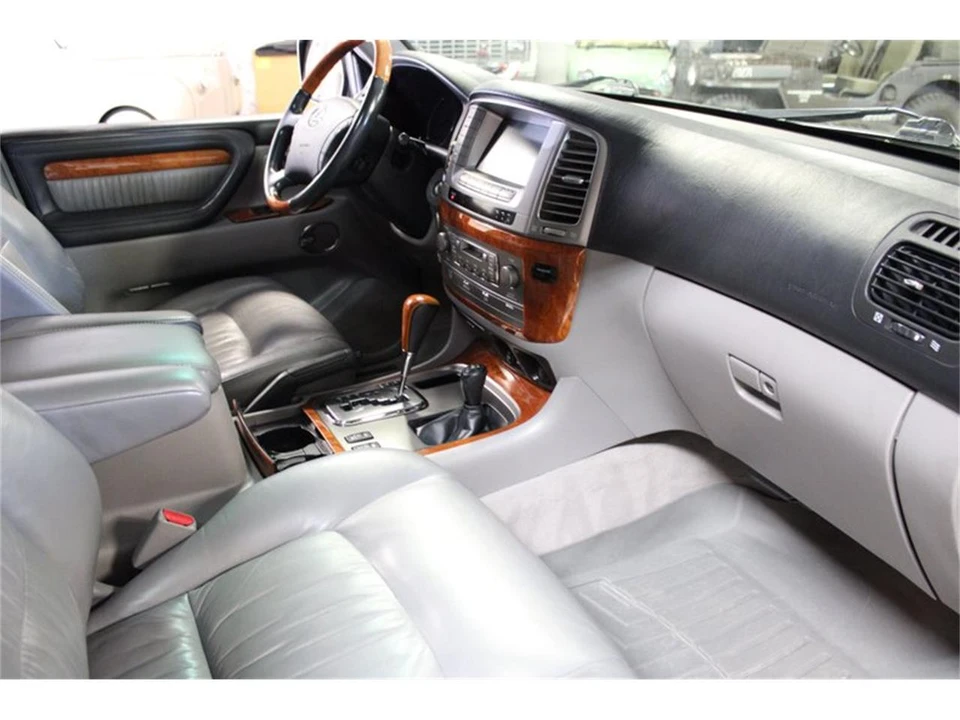 2004 Lexus LX 2nd Gen - Image 28 of 31