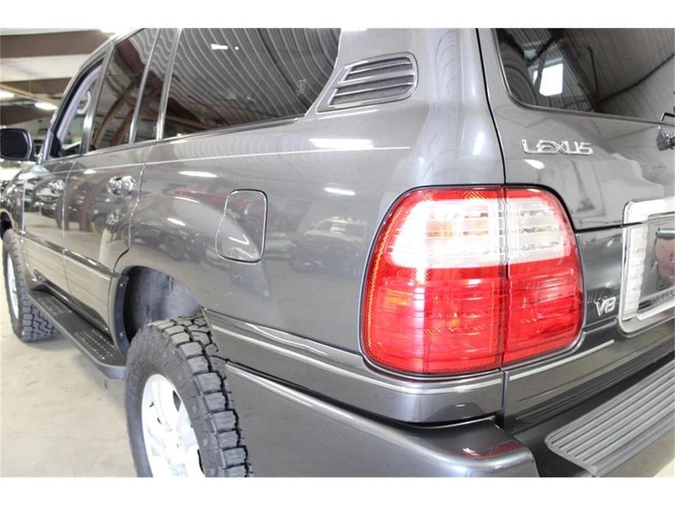 2004 Lexus LX 2nd Gen - Image 12 of 31