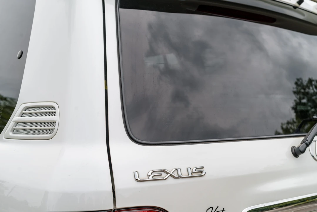 2004 Lexus LX 2nd Gen - Image 31 of 31