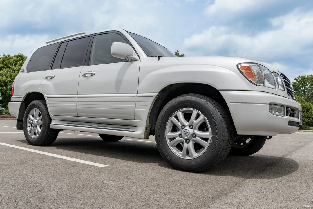2004 Lexus LX 2nd Gen - Image 12 of 31