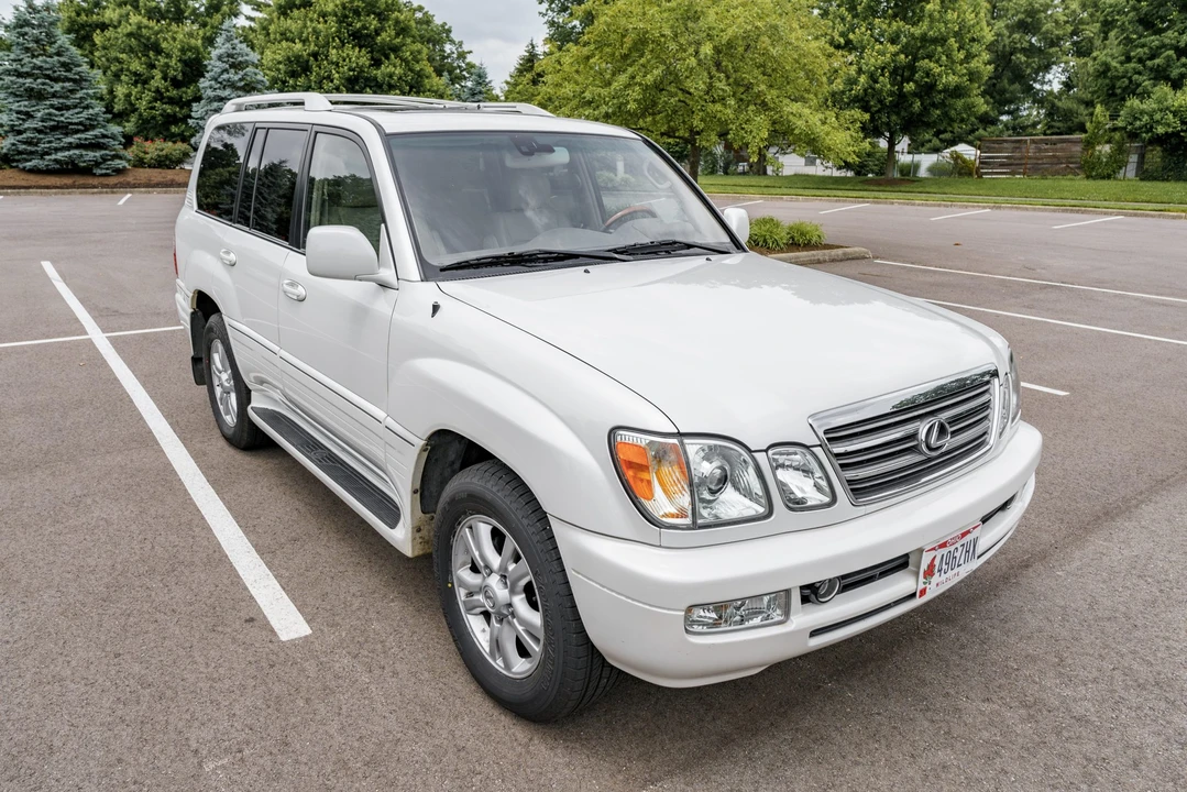 2004 Lexus LX 2nd Gen - Image 9 of 31