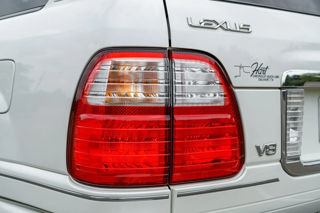 2004 Lexus LX 2nd Gen - Image 28 of 31