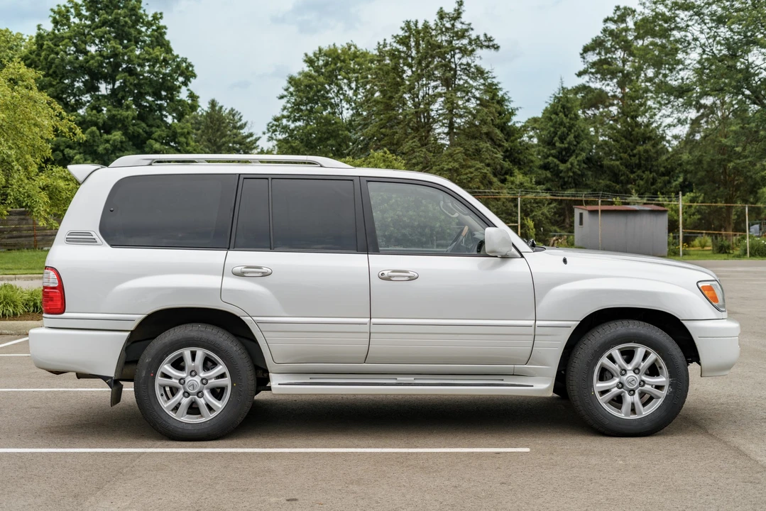 2004 Lexus LX 2nd Gen - Image 5 of 31