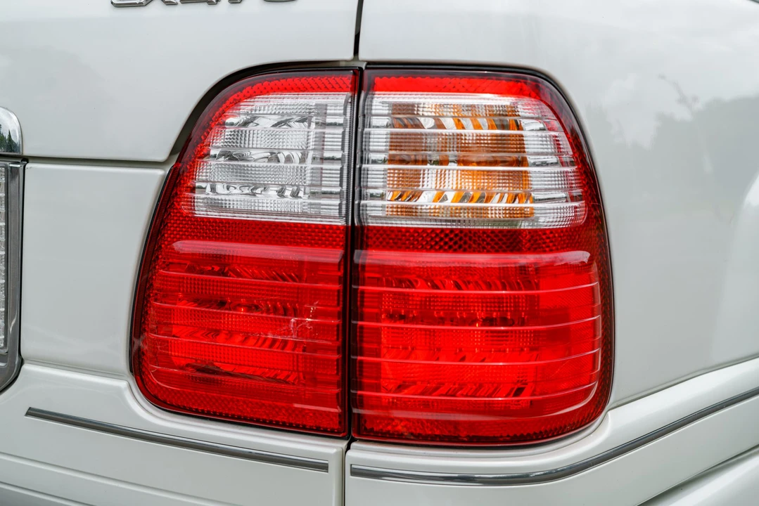 2004 Lexus LX 2nd Gen - Image 29 of 31