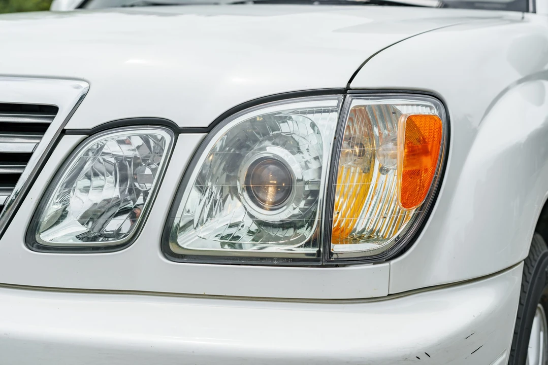 2004 Lexus LX 2nd Gen - Image 17 of 31