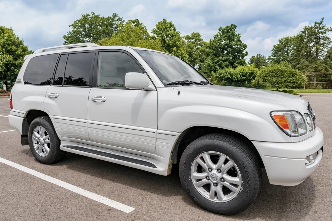 2004 Lexus LX 2nd Gen - Image 10 of 31