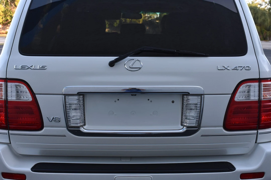 2004 Lexus LX 2nd Gen - Image 21 of 31