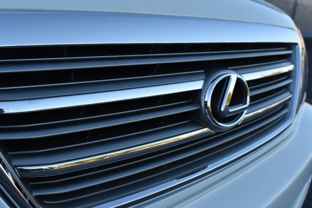 2004 Lexus LX 2nd Gen - Image 23 of 31