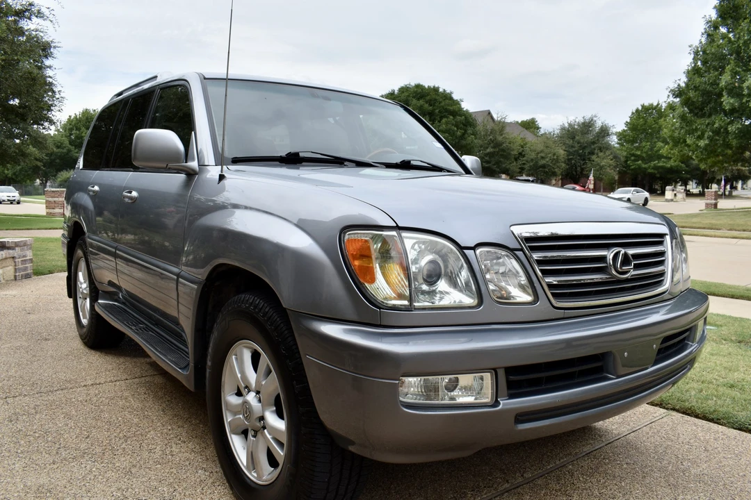 2004 Lexus LX 2nd Gen - Image 18 of 31
