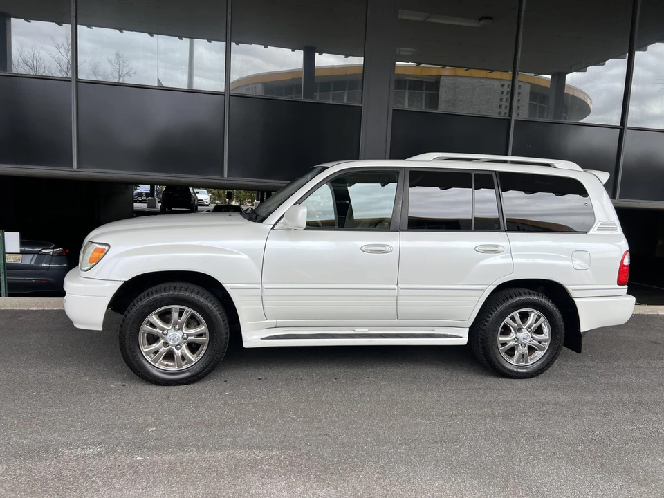 2004 Lexus LX 2nd Gen - Image 29 of 31