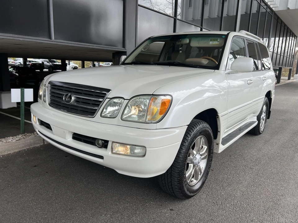 2004 Lexus LX 2nd Gen - Image 25 of 31