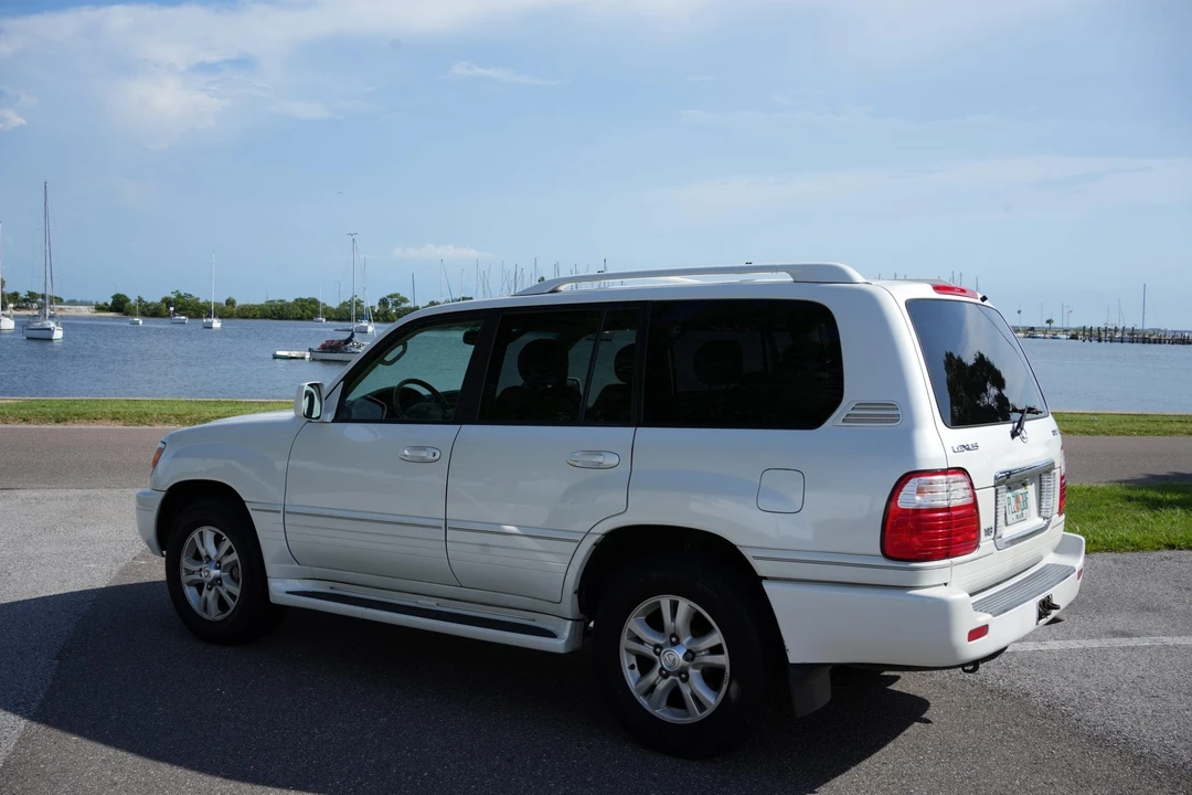 2004 Lexus LX 2nd Gen - Image 21 of 31