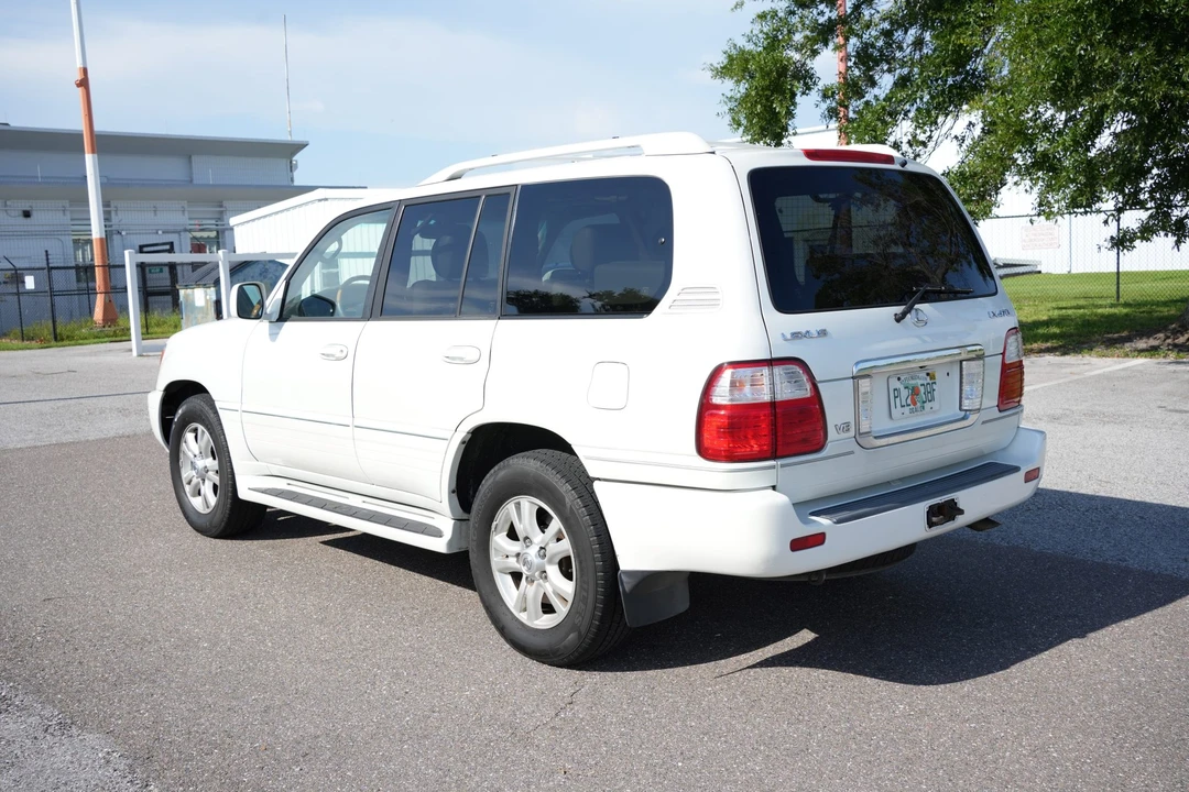2004 Lexus LX 2nd Gen - Image 19 of 31