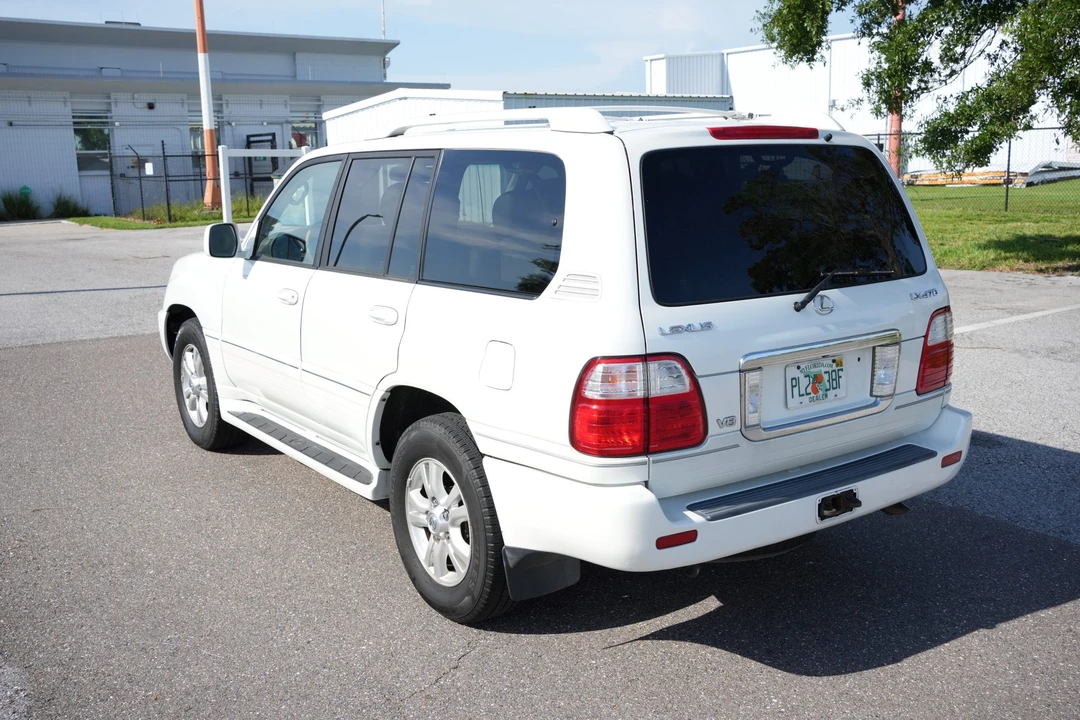 2004 Lexus LX 2nd Gen - Image 17 of 31