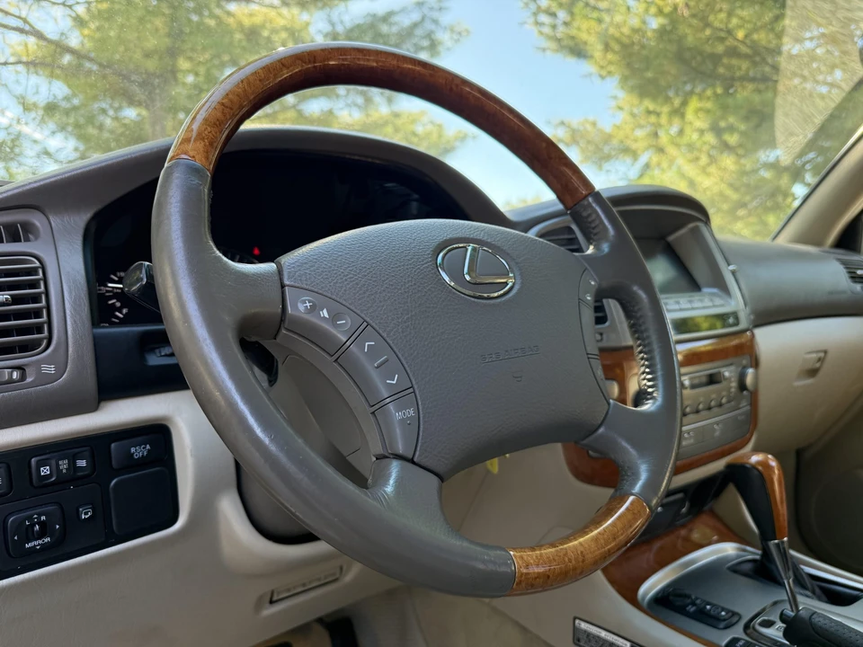 2004 Lexus LX 2nd Gen - Image 29 of 31