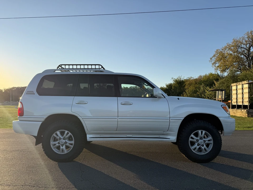 2004 Lexus LX 2nd Gen - Image 11 of 31