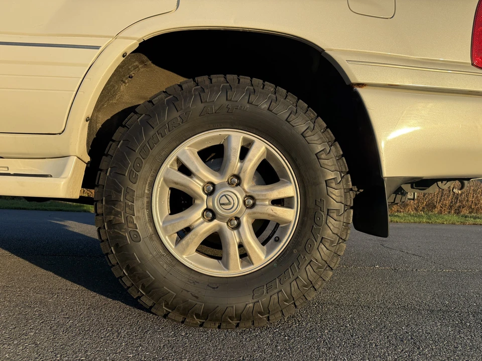 2004 Lexus LX 2nd Gen - Image 23 of 31