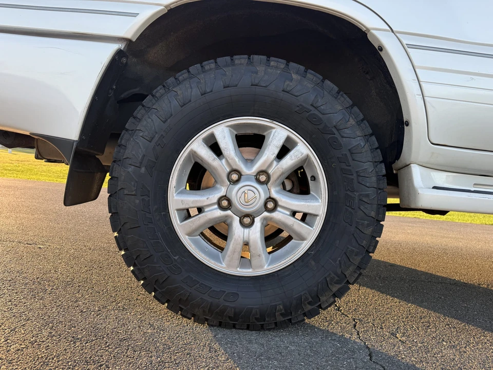 2004 Lexus LX 2nd Gen - Image 21 of 31