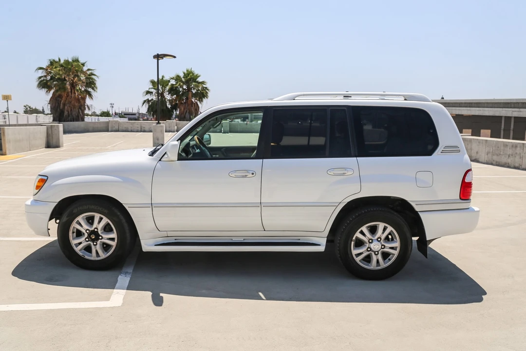 2004 Lexus LX 2nd Gen - Image 23 of 31