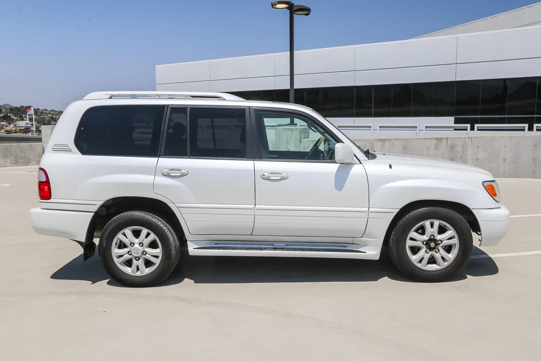 2004 Lexus LX 2nd Gen - Image 11 of 31