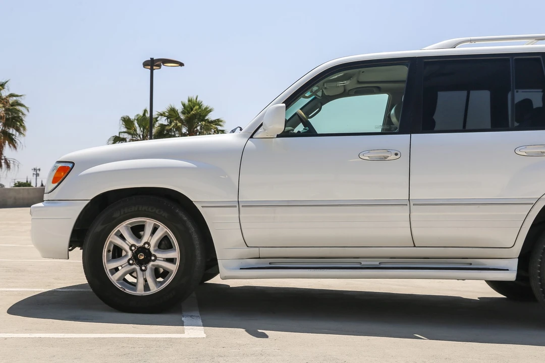 2004 Lexus LX 2nd Gen - Image 25 of 31