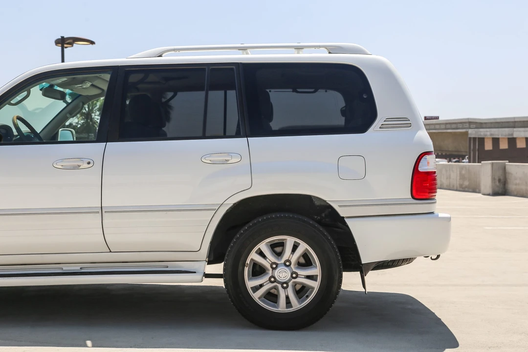2004 Lexus LX 2nd Gen - Image 26 of 31
