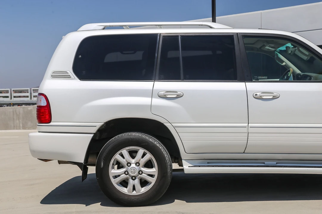 2004 Lexus LX 2nd Gen - Image 27 of 31