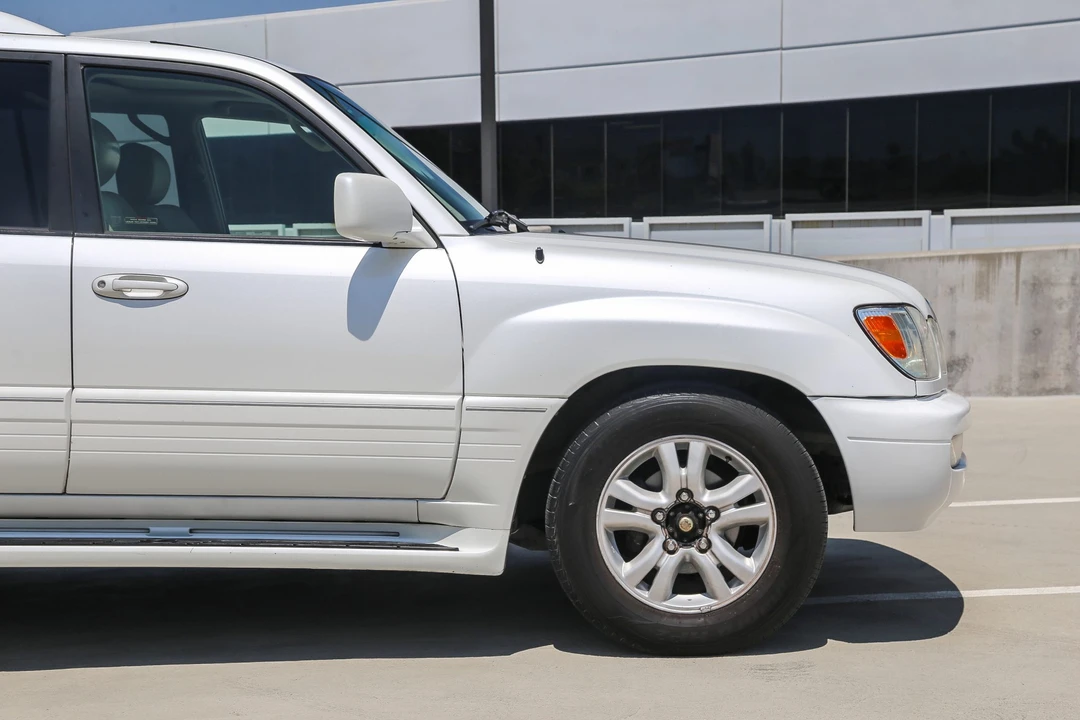 2004 Lexus LX 2nd Gen - Image 28 of 31