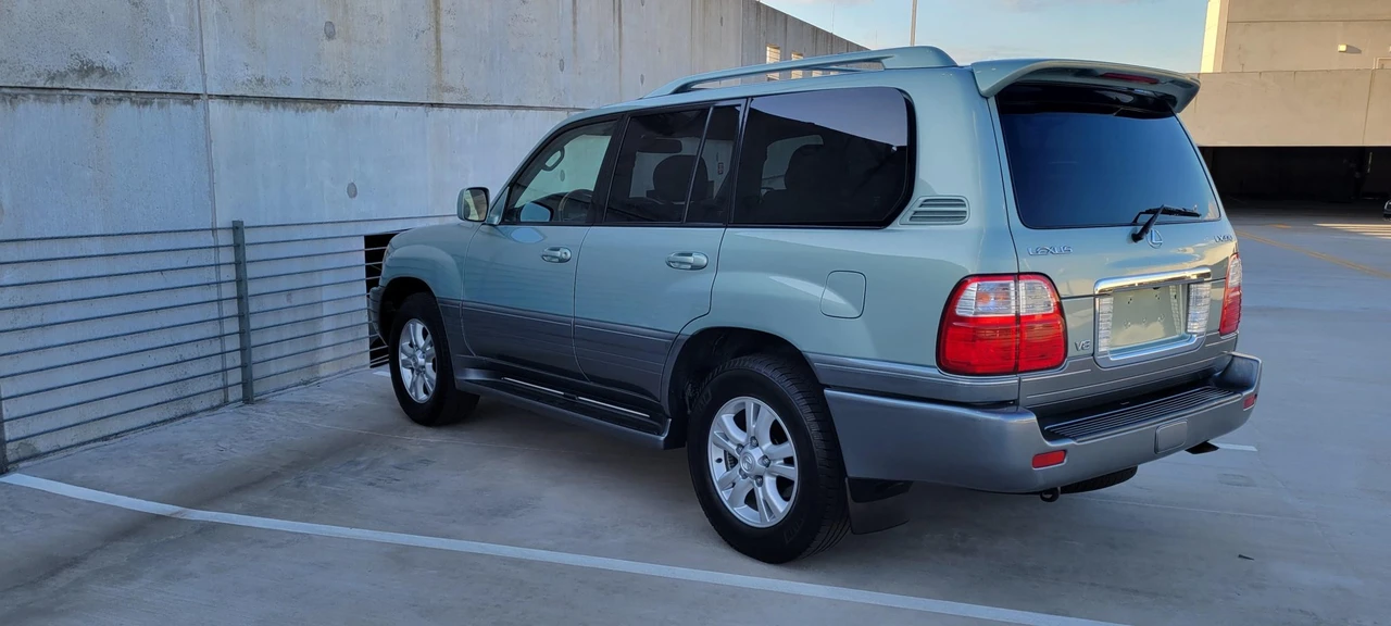 2004 Lexus LX 2nd Gen - Image 26 of 31